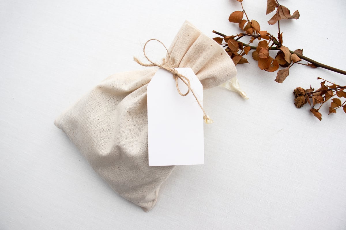 Blank white gift or favor tag mockup with autumnal colours - gift tag mockup